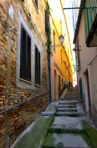 The-old-streets-of-Loreto-Aprutino-Abruzzo-Italy-Tours